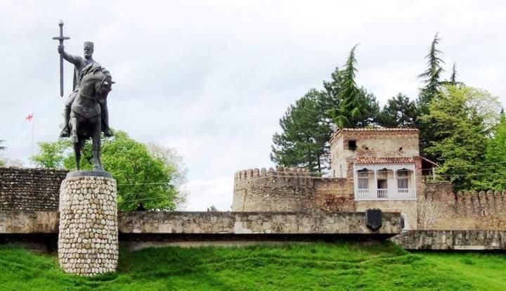 L House Hotel Telavi Bagian luar foto